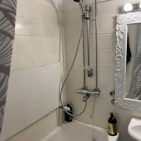 Spacious For 6 People In Good Location * 사본린나